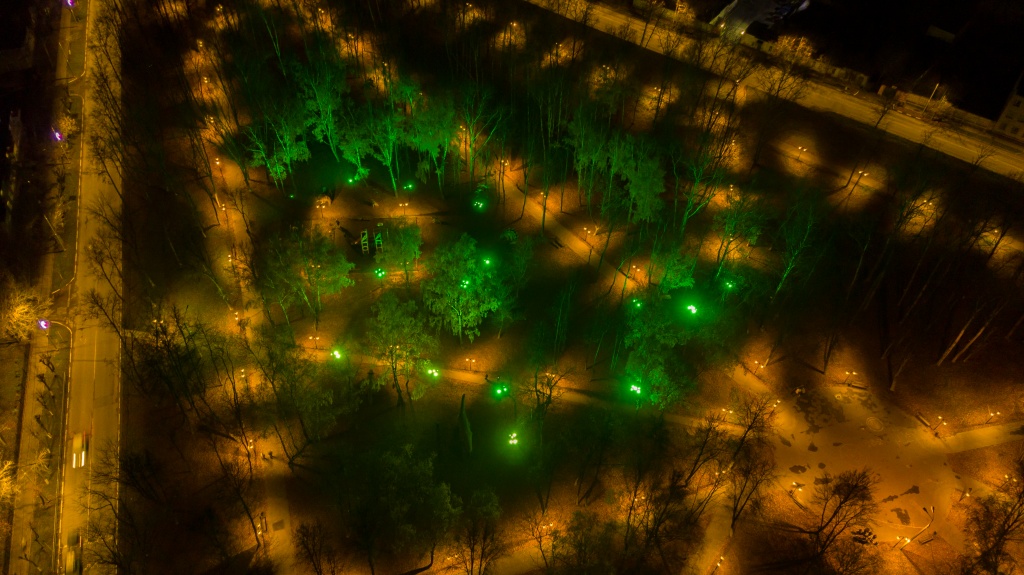 Освещение парка с использованием rgb-прожекторов и сценариев освещения